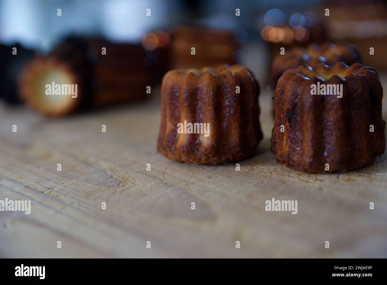 Pasticceria speciale di Bordeaux. Cannelé Bordelais stampo tradizionale in rame Foto Stock