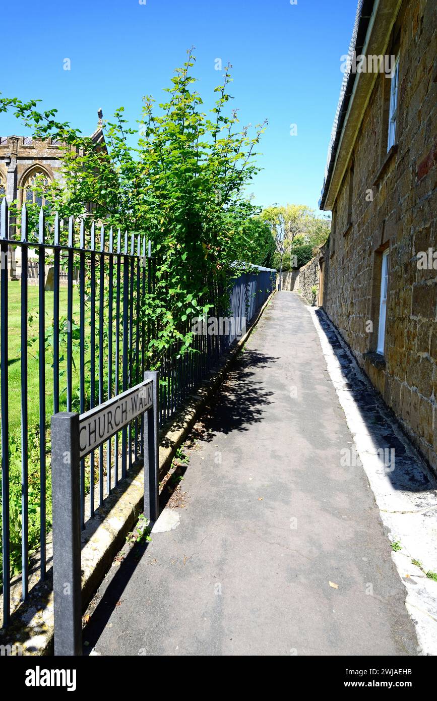 Vista lungo la Church Walk con parte della cattedrale a sinistra, Ilminster, Somerset, Regno Unito, Europa Foto Stock