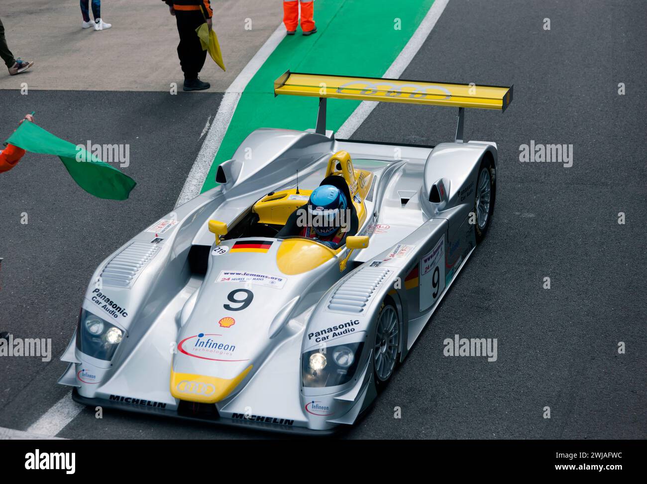 L'Audi R8 di Niklas Halusa, uscendo dalla corsia di Pit prima dell'inizio della sessione di qualificazione, per la Master Endurance Legends Race Foto Stock