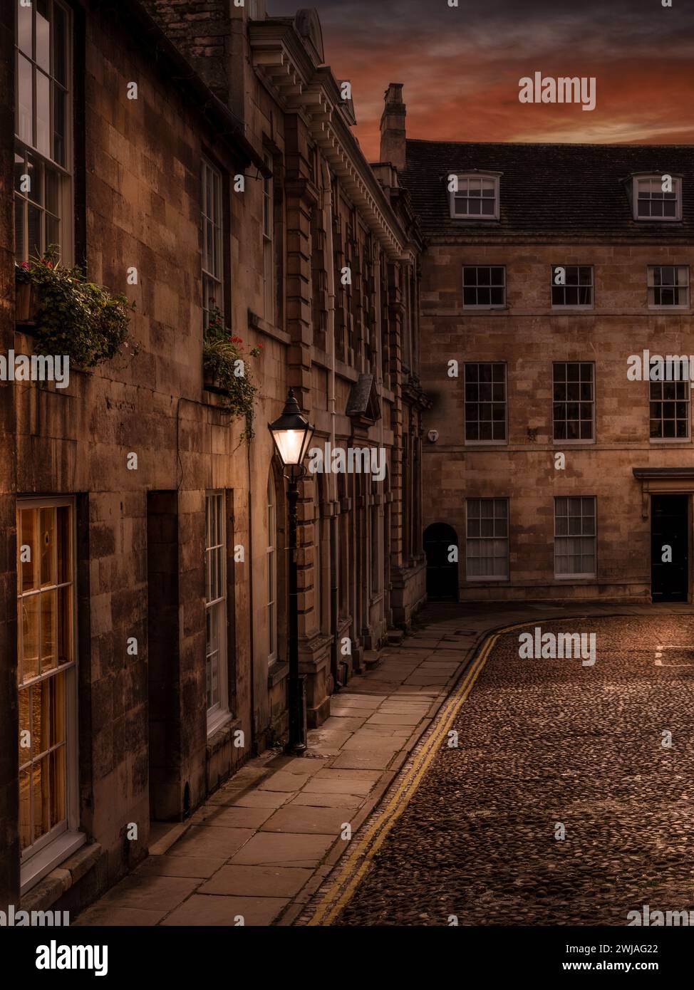LA STORICA ST MARY'S PLACE STAMFORD STREET TRAMONTA CON LAMPADA ILLUMINATA Foto Stock