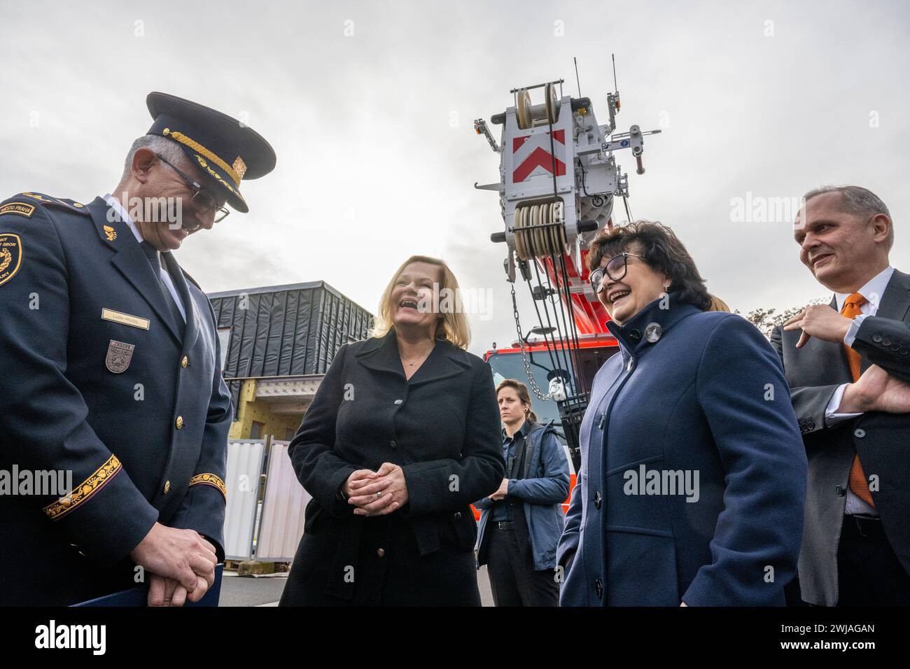 Praga, Repubblica Ceca. 14 febbraio 2024. Il ministro dell'interno tedesco Nana Faeser (centro) ha visitato la caserma dei vigili del fuoco Argentinska a Praga, Repubblica Ceca, il 14 febbraio 2024. Sul lato sinistro si vede Ludek Prudil, capo dei Vigili del fuoco di Praga. Crediti: Michaela Rihova/CTK Photo/Alamy Live News Foto Stock