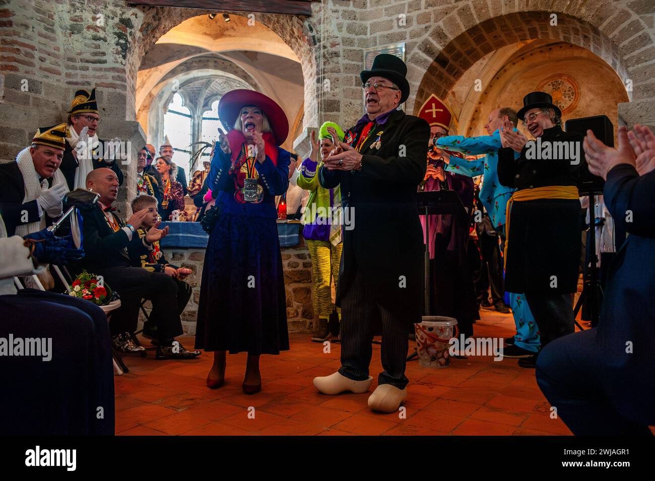 La coppia viene vista festeggiare dopo la cerimonia. Il matrimonio del contadino è una delle tradizioni del Carnevale olandese, specialmente nel Limburgo, nel Brabante settentrionale e nella Gheldria. La coppia si riunì nella cappella di Valkhof, indossando abiti tradizionali da contadino e circondato da persone che indossavano costumi vivaci. (Foto di Ana Fernandez / SOPA Images/Sipa USA) Foto Stock