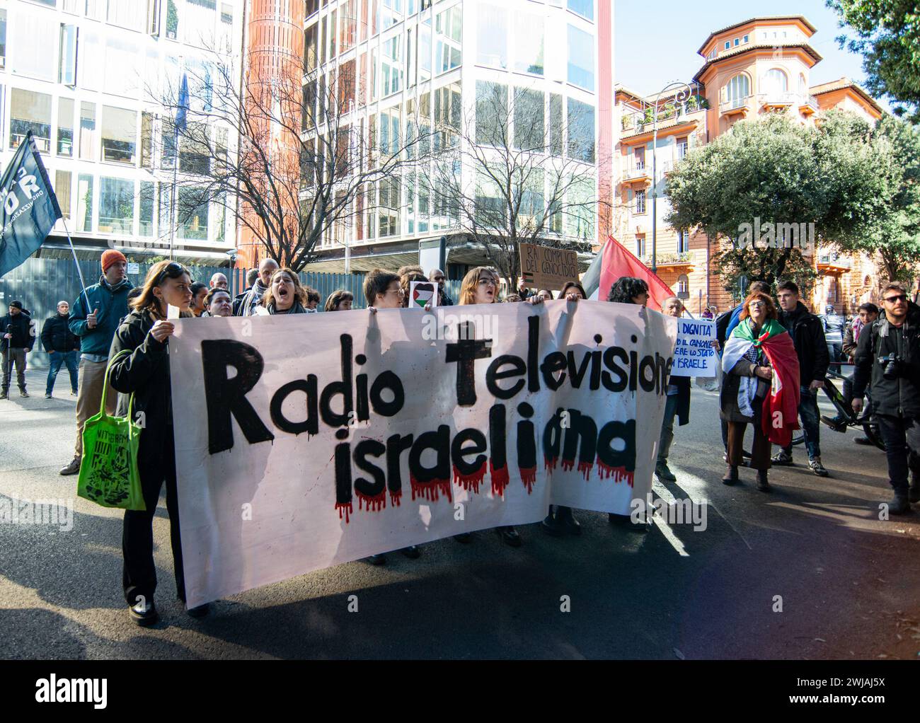 Italia. 14 febbraio 2024. 14-2-2024 - Roma, Italia - Cronaca - Presidio di potenti al popolo davanti la sede Rai di Viale Mazzini. Nella foto i manifestanti davanti la sede Rai in Viale Mazzini crediti: LaPresse/Alamy Live News Foto Stock