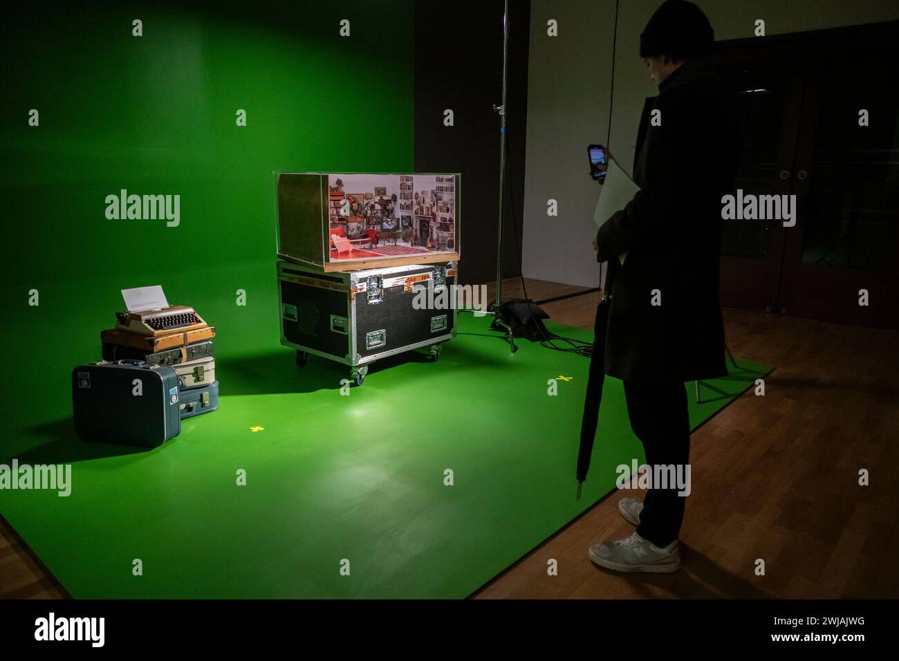 Londra, Regno Unito. 14 febbraio 2024. "Way of Life (Maquette)", 2019, alla prima britannica di "Dreams Have No Titles" dell'artista franco-algerino Zineb Sedira alla Whitechapel Gallery. Originariamente concepita per il Padiglione francese alla 59a Biennale di Venezia, la mostra comprende performance, musica, danza, installazione e film sperimentati attraverso una serie di set immersivi che esplorano la produzione cinematografica d'avanguardia dall'Algeria, dalla Francia e dall'Italia negli anni '1960 e '1970 Lo spettacolo si svolge dal 15 febbraio al 12 maggio 2024. Crediti: Stephen Chung / Alamy Live News Foto Stock