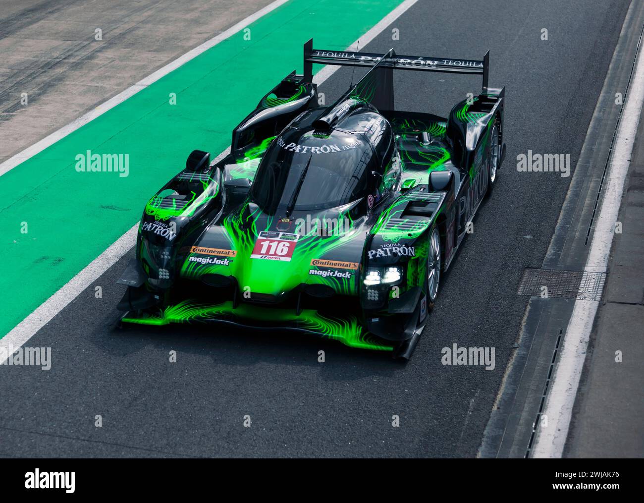 Vista aerea ravvicinata del Black and Green di Steve Tandy, 2014, HDP Honda ARX-04, uscita dalla pit Lane per dare inizio alla Masters Endurance Legends Race Foto Stock