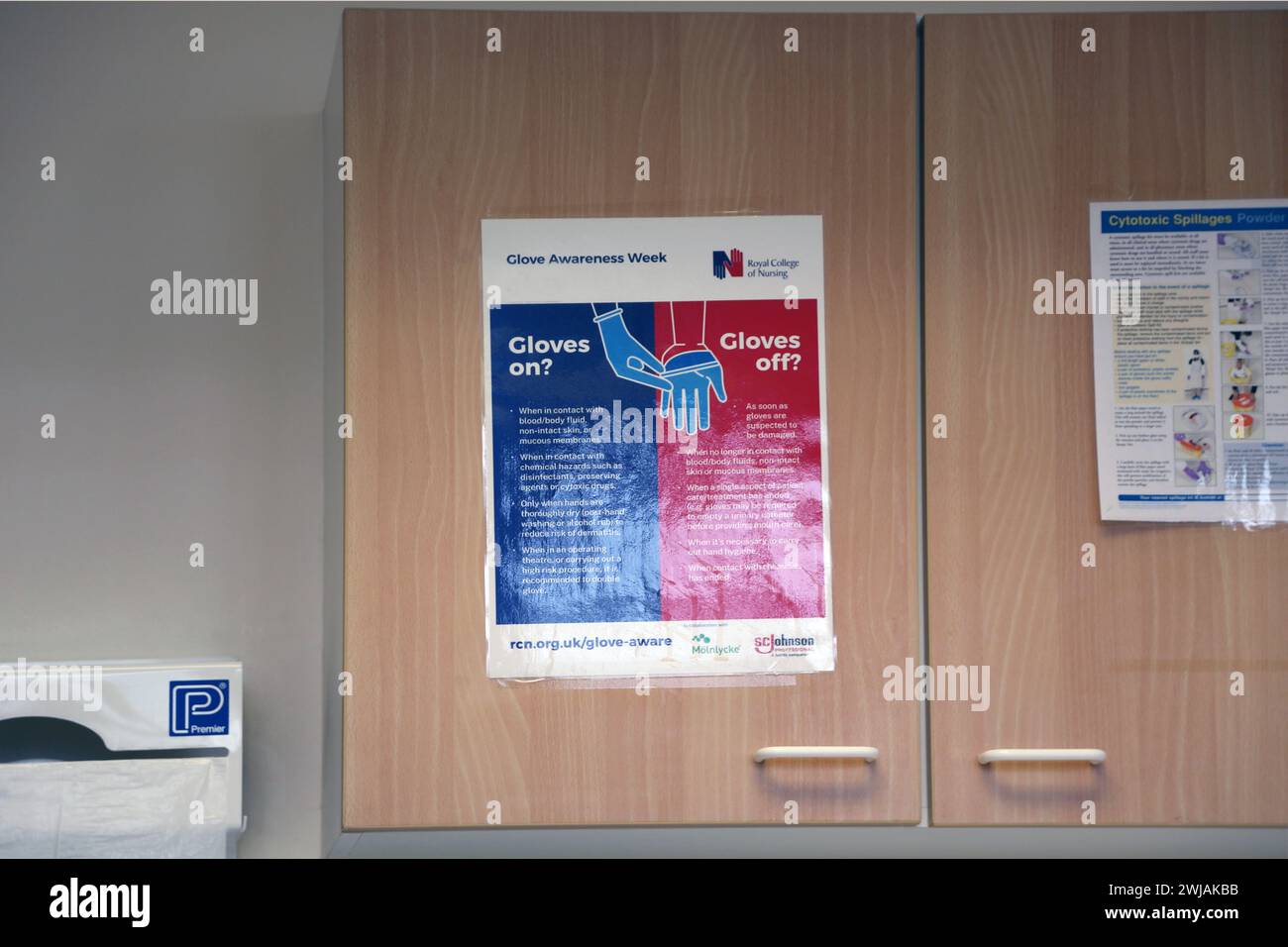 Poster della settimana di sensibilizzazione sui guanti su Cupboard presso l'ospedale Surrey Inghilterra Foto Stock