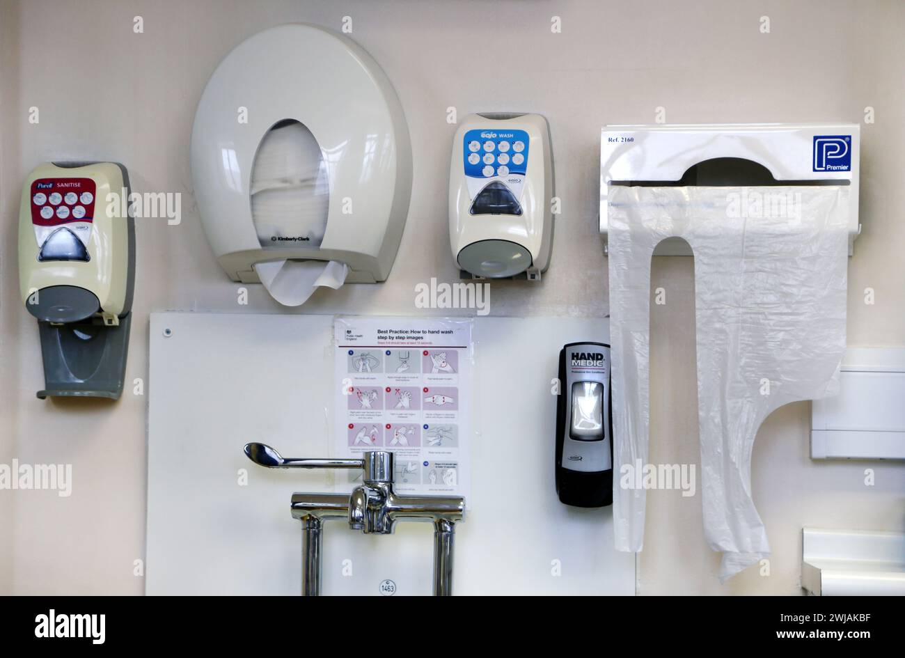 Stazione di lavaggio delle mani presso l'ospedale Epsom Surrey Inghilterra Foto Stock