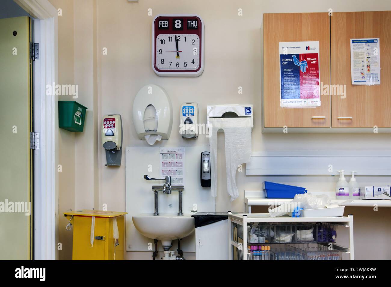 Stazione di lavaggio delle mani presso l'ospedale Epsom Surrey Inghilterra Foto Stock