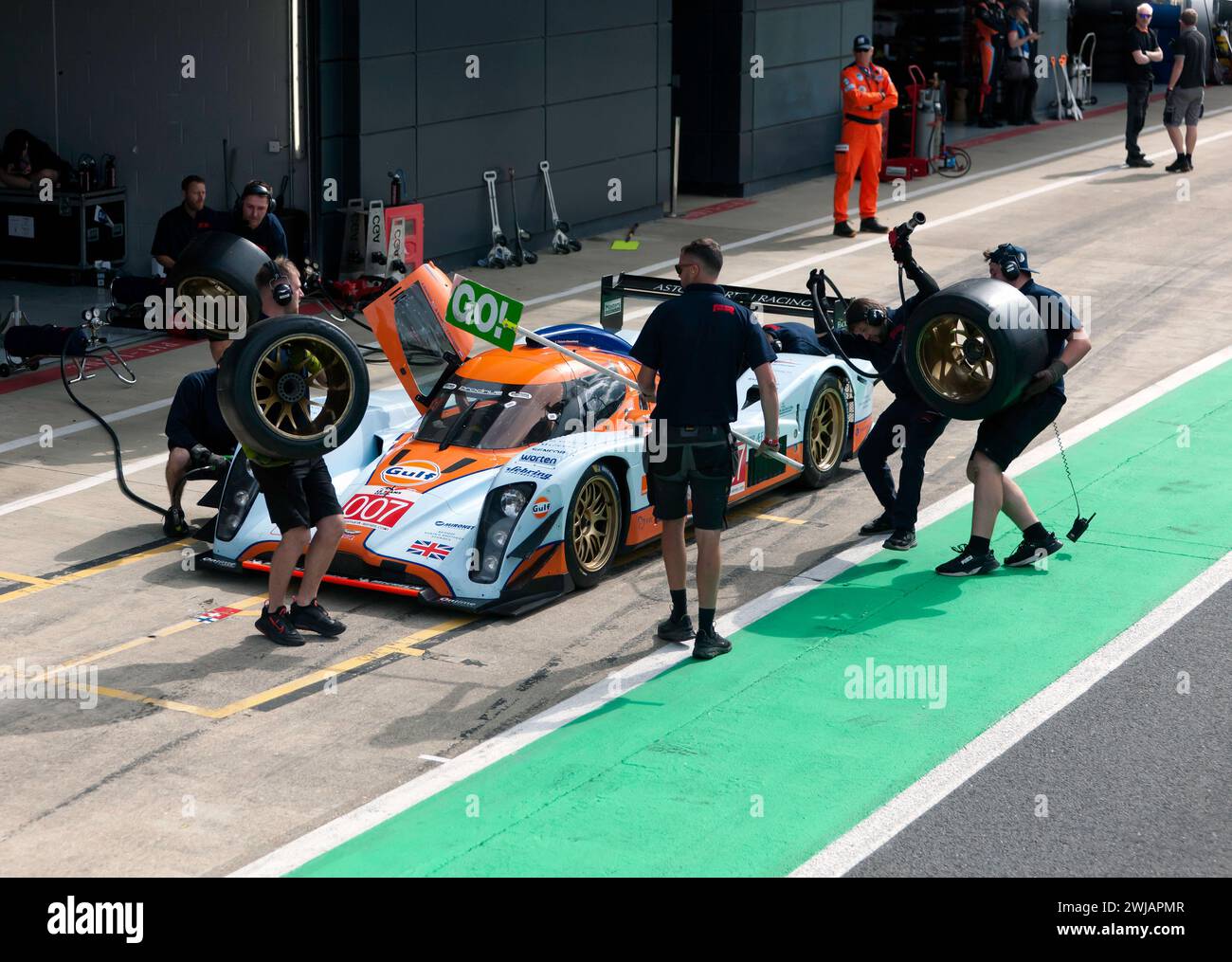 Pit Lane nei panni di Lola Aston DBR1-2 di Christophe D'Ansembourg, si ferma per un cambio di pneumatici durante la Masters Endurance Legends Race a Silverstone Foto Stock