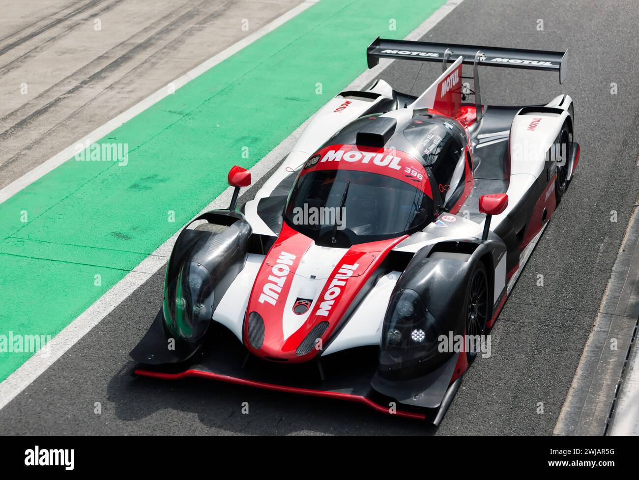 Veduta aerea di Ligier LMP3 di Darren e James Kell, uscendo dalla corsia del Pit all'inizio della Masters Endururance Legends Race, Silverstone Foto Stock