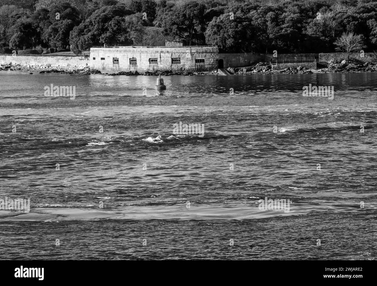 Una marea di primavera vorticosa e drammatica sull'Hamoaze tra Devon e Cornovaglia drammatica in bianco e nero. Lo sfondo è il Gard storico Foto Stock