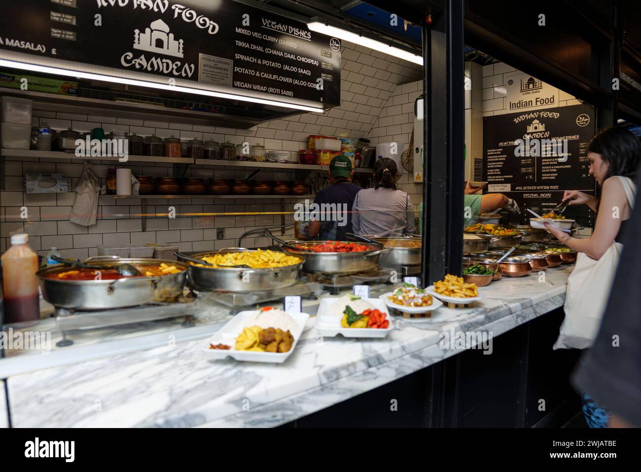 Londra - 03 06 2022: Ragazza acquista cibo in un ristorante etnico a Camden Town. Foto Stock