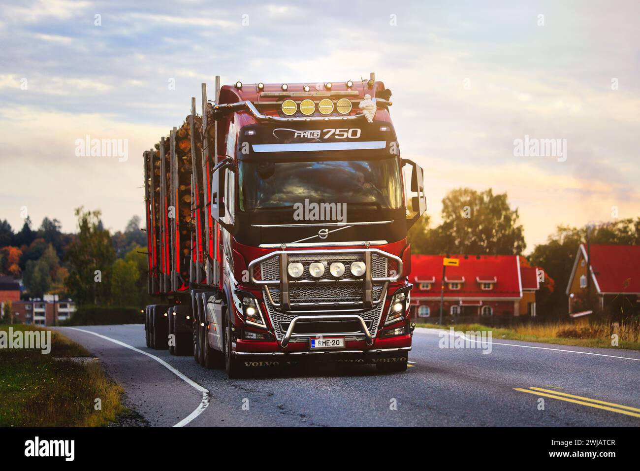 Red Volvo FH16 750 camion per tronchi R.M.Enberg Transport Ab trasporta il carico di tronchi all'inizio di una mattina di settembre. Salo, Finlandia. 23 settembre 2022. Foto Stock