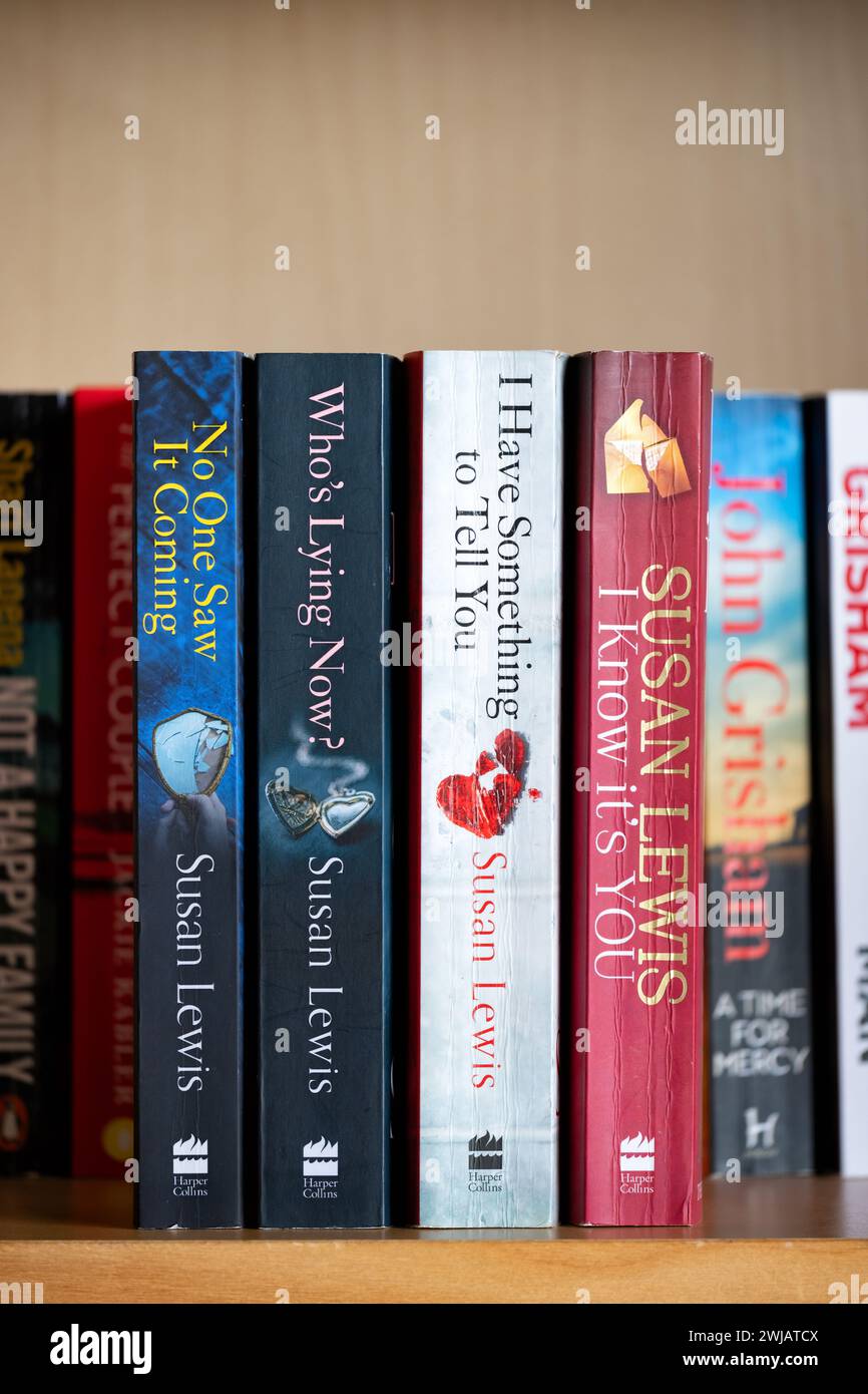 Una raccolta di libri cartacei o romanzi su una libreria domestica della famosa autrice inglese Susan Lewis. Foto Stock