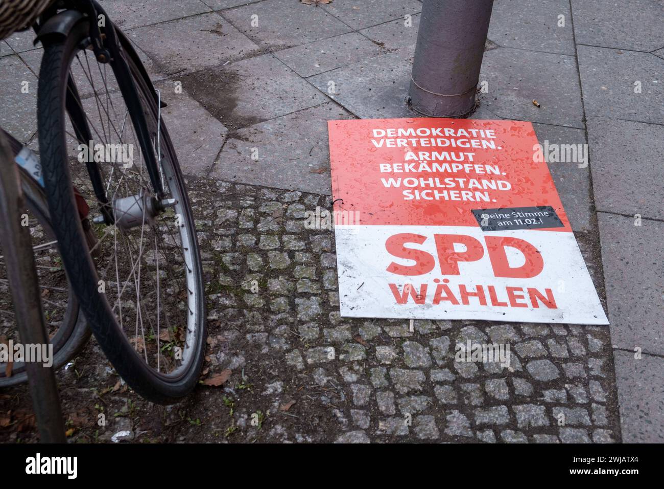 Ein Wahlplakat der SPD zur bevorstehenden Wiederholungswahl liegt heruntergerissen a Berlino -Prenzlauer Berg auf der Straße. DAS Bundesverfassungsgericht entschied, dass eine teilweise Wiederholung der Wahlen erforderlich ist. Die Wahlen finden 11. stato di febbraio / Un manifesto elettorale del SPD per le prossime elezioni ripetute è stato abbattuto sulla strada di Berlin-Prenzlauer Berg. La Corte costituzionale federale ha stabilito che è necessaria una parziale ripetizione delle elezioni. Le elezioni si svolgeranno l'11 febbraio. Wahlwerbung für Wiederholungswahl a Berlino *** un manifesto elettorale SPD per la u Foto Stock