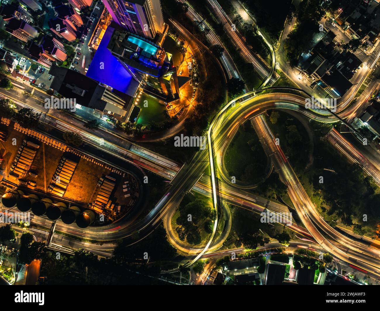 La città più culturale dello stato di Jalisco e la sua splendida vita notturna vista dall'alto con traffico intenso che si muove attraverso. Foto Stock