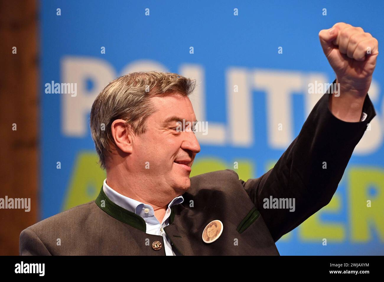 Markus SOEDER Ministerpraesident Bayern und CSU Vorsitzender laesst sich nach Seiner Rede feiern, ballt die Faust, Politischer Aschermittwoch der CSU AM 14.02.2024 in der Dreilaenderhalle a Passau. *** Markus SOEDER Premier di Stato della Baviera e Presidente della CSU celebra dopo il suo discorso, stringe il suo pugno, politico mercoledì delle ceneri della CSU il 14 febbraio 2024 nella Dreilaenderhalle a Passau Foto Stock