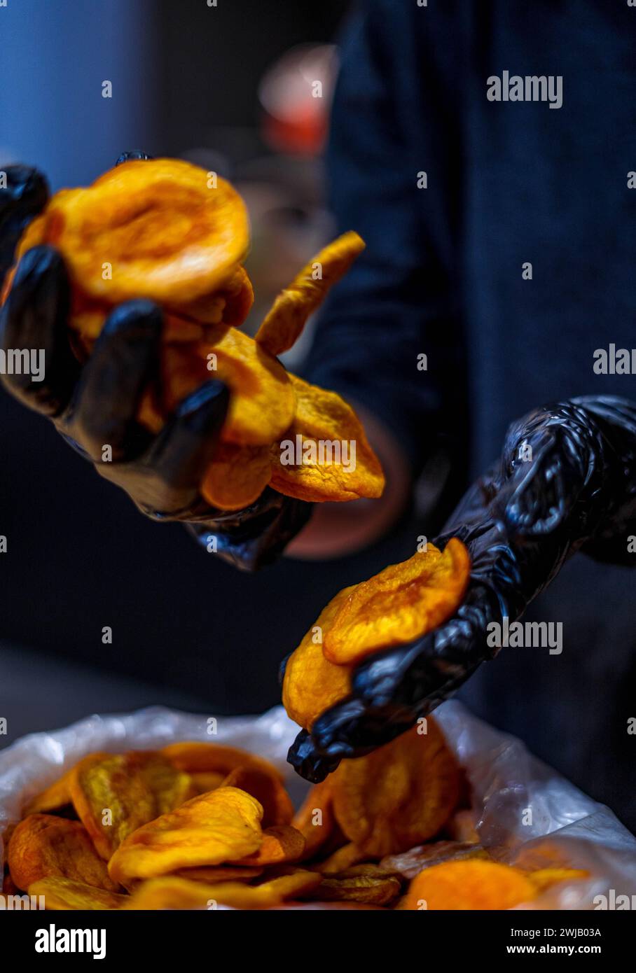 Un paio di mani che tengono le albicocche secche Foto Stock