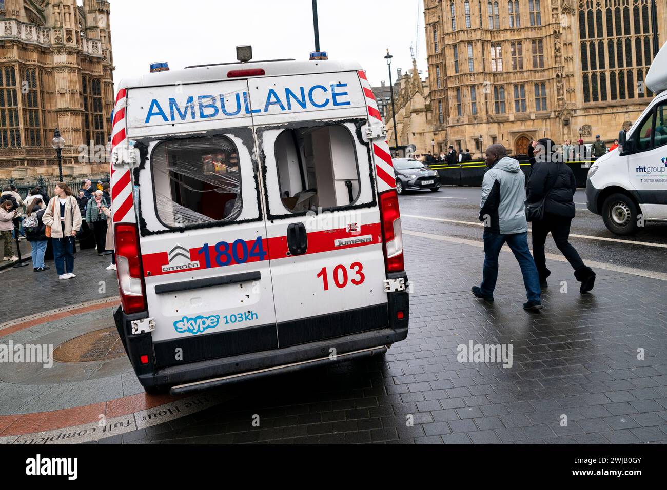 Un'ambulanza danneggiata dalla guerra a Westminster, nel centro di Londra, durante il tour medico ucraino in prima linea nel Regno Unito. Data foto: Mercoledì 14 febbraio 2024. Foto Stock