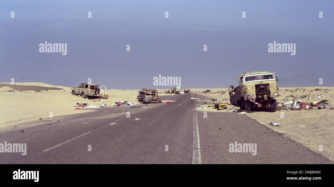 11 marzo 1991 attaccato da aerei americani, veicoli militari iracheni gettano la strada per um Qasr nel nord-est del Kuwait. Foto Stock