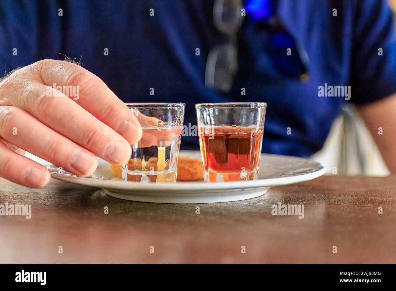 Assaggio di Boa Vista: Uno shot di grogue tradizionale , liquori locali, da vicino Foto Stock