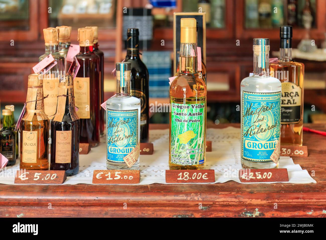 Varietà locale di bevande capoverdiane in mostra al banco dei beni coloniali a Sal Rei. Di Boa Vista: Foto di alta qualità Foto Stock