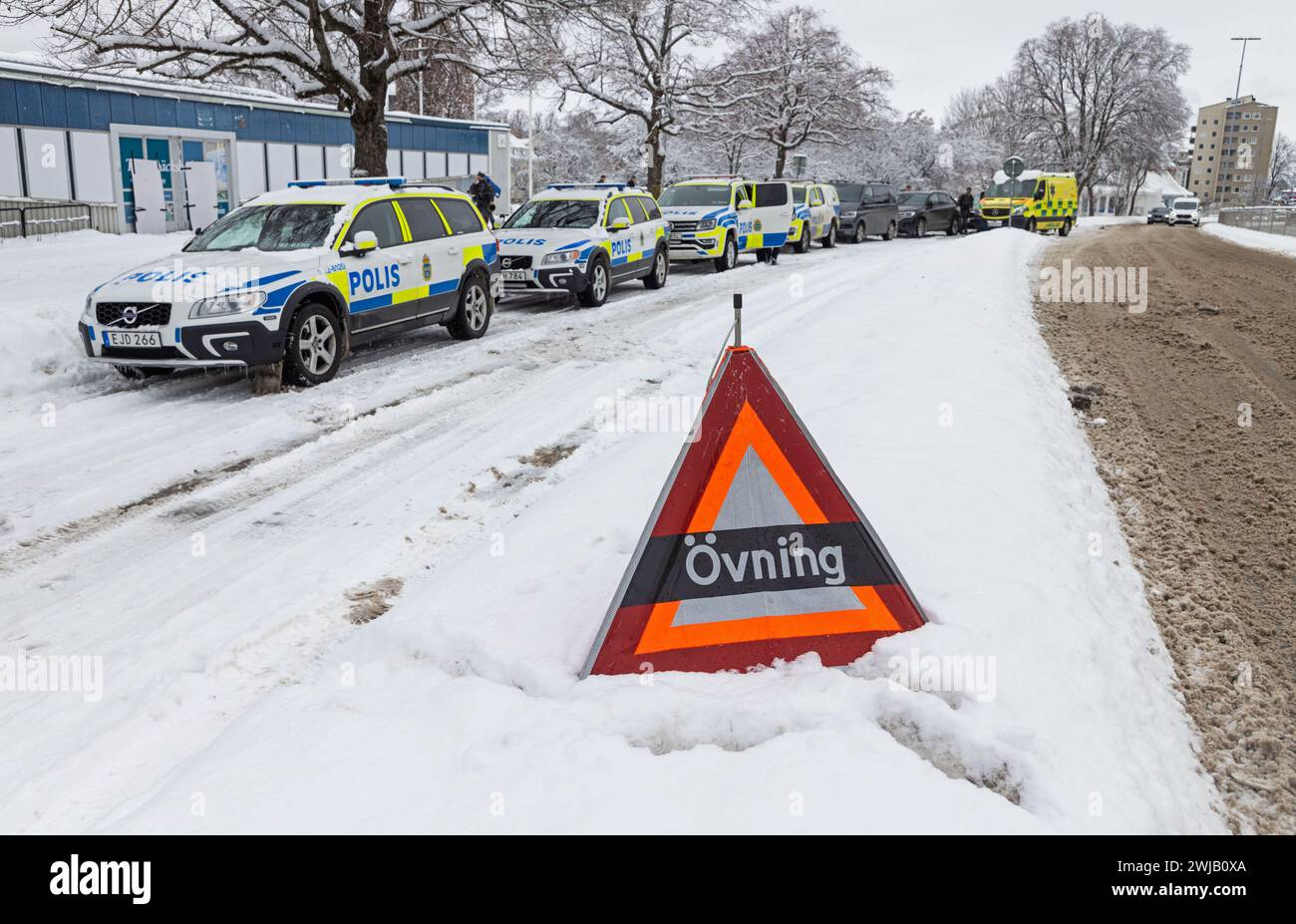 Durante il martedì, la polizia e i servizi di emergenza hanno praticato la "violenza mortale in corso" (in svedese: pågående dödligt våld, PDV) o in inglese, sparatutto attivo, a Linköping, Svezia. Foto Stock