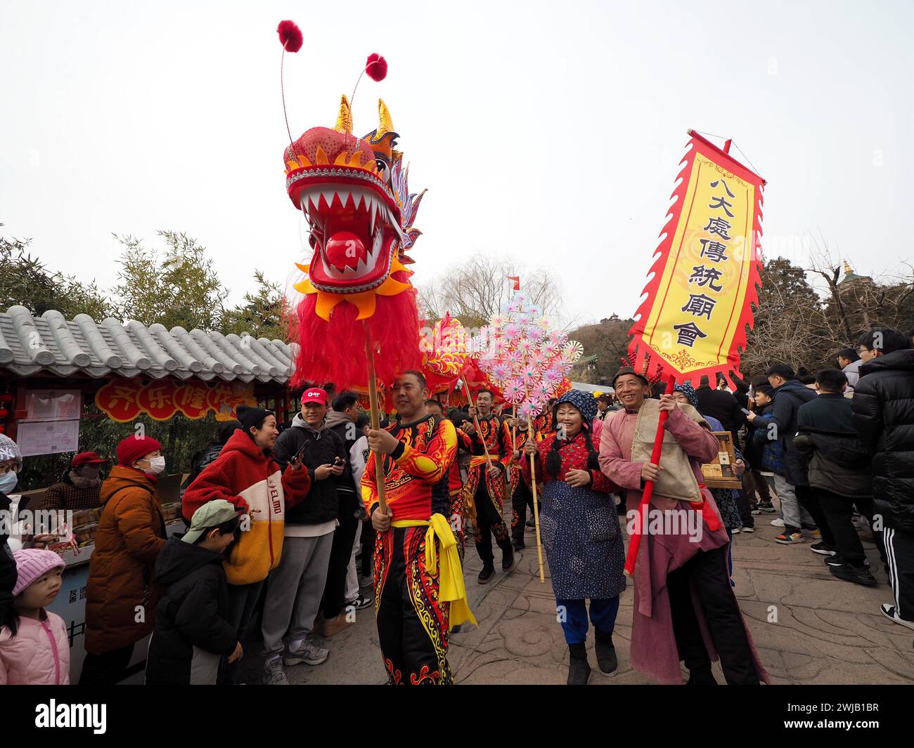 PECHINO, CINA - 14 FEBBRAIO 2024 - un vecchio artista di Pechino esegue "Beijing Flavor Sells Things" per i visitatori alla fiera del tempio di Badachu a Pechino, Foto Stock