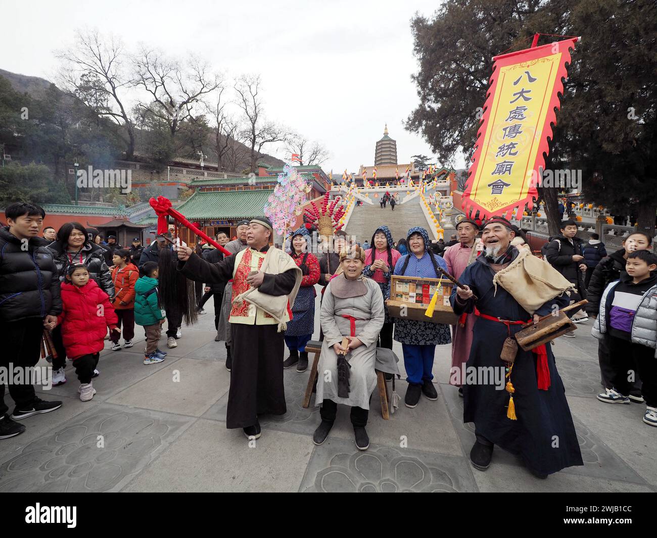 PECHINO, CINA - 14 FEBBRAIO 2024 - un vecchio artista di Pechino esegue "Beijing Flavor Sells Things" per i visitatori alla fiera del tempio di Badachu a Pechino, Foto Stock