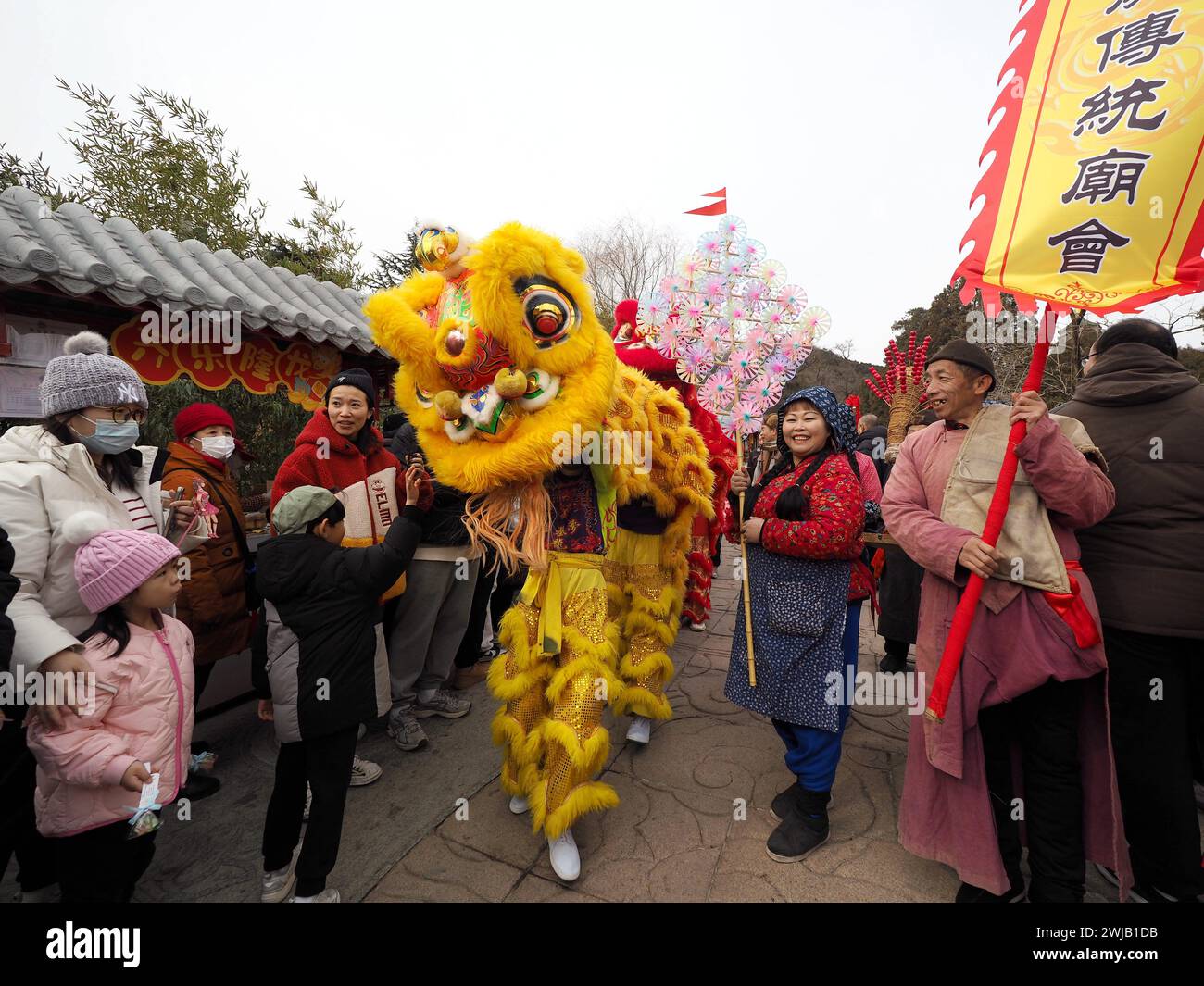 PECHINO, CINA - 14 FEBBRAIO 2024 - un vecchio artista di Pechino esegue "Beijing Flavor Sells Things" per i visitatori alla fiera del tempio di Badachu a Pechino, Foto Stock