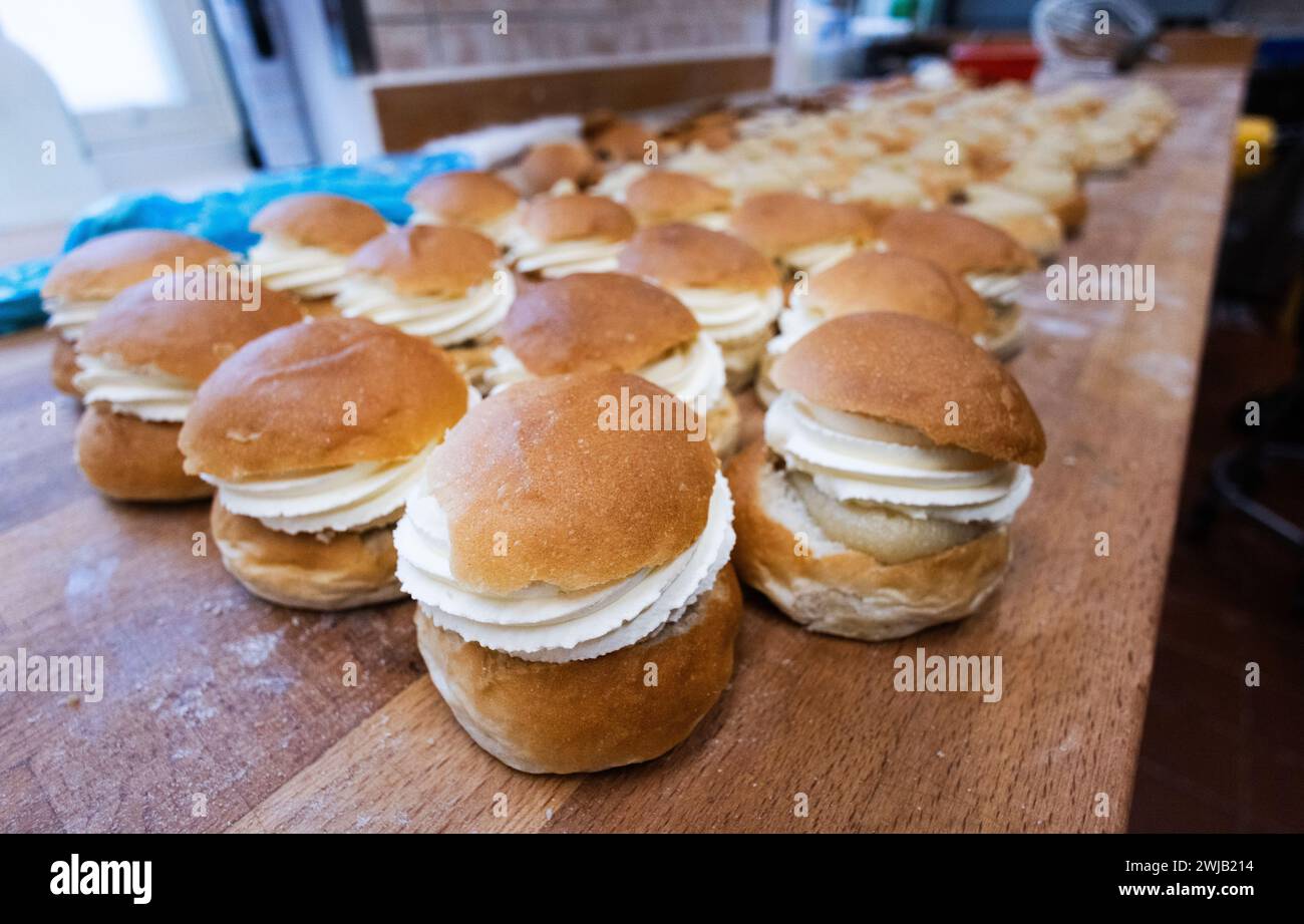 La semola tradizionale svedese è venduta in grandi quantità nei panifici svedesi a Semmeldagen (in inglese: The Day of the Semla). Al forno Tannefors di Linköping, in Svezia, più di 5.000 sono stati venduti martedì. Foto Stock