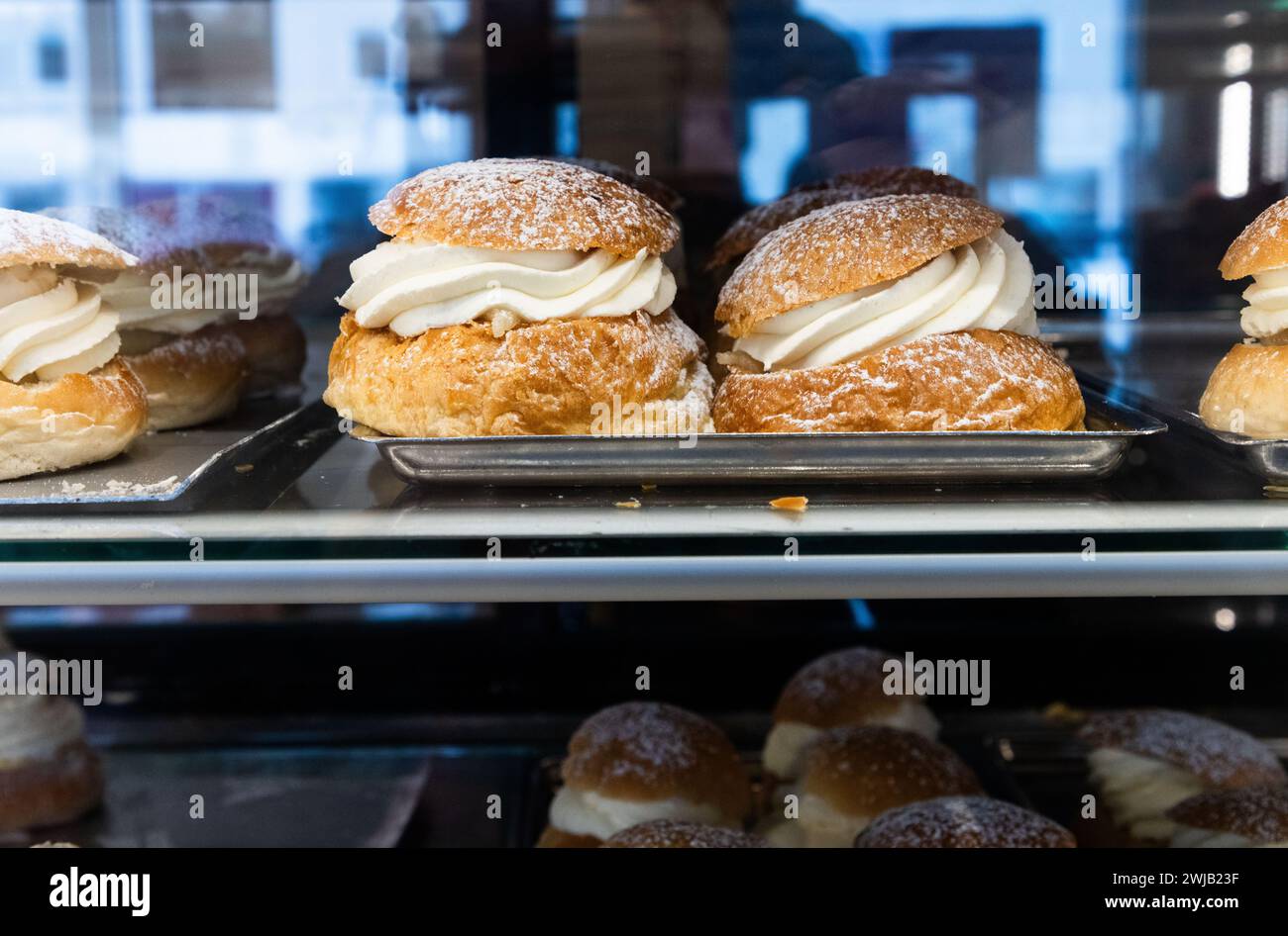 La semola tradizionale svedese è venduta in grandi quantità nei panifici svedesi a Semmeldagen (in inglese: The Day of the Semla). Al forno Tannefors di Linköping, in Svezia, più di 5.000 sono stati venduti martedì. Nella foto: Una wienersemla. Foto Stock