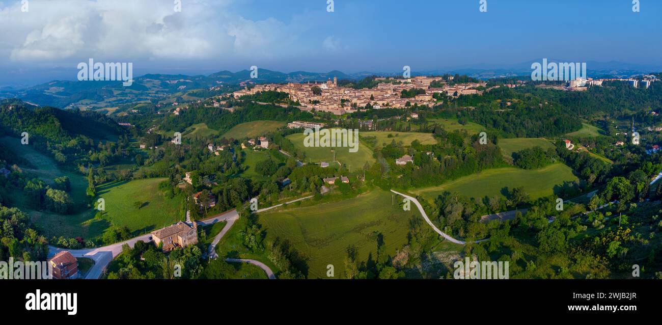 Urbino (Italia, Marche, provincia di Pesaro), panorama della città dalle Cesane Foto Stock