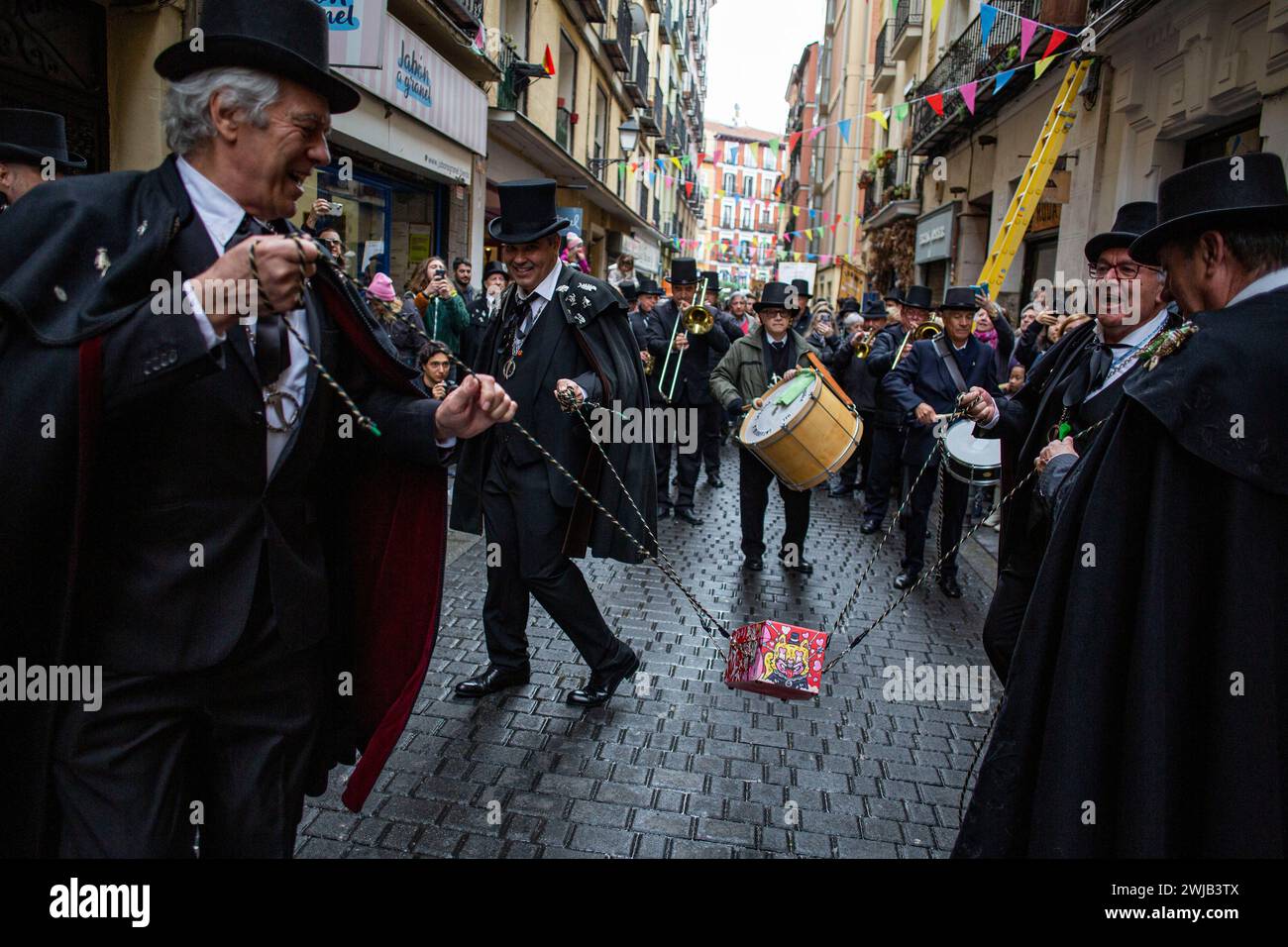 Madrid, Madrid, Spagna. 14 febbraio 2024. I membri della confraternita sardina fanno ballare la bara della sardina durante la celebrazione della sepoltura della parata sardina che ha girato le strade di Madrid. La sepoltura della festa sarda è una processione funebre che si celebra ogni mercoledì delle ceneri, per salutare la settimana carnevalesca, risalente al XVIII secolo e che segna i quaranta giorni prima dell'arrivo della settimana Santa. (Immagine di credito: © Luis Soto/ZUMA Press Wire) SOLO PER USO EDITORIALE! Non per USO commerciale! Foto Stock