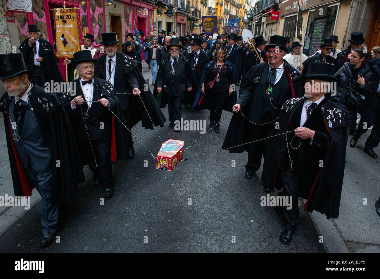 Madrid, Madrid, Spagna. 14 febbraio 2024. I membri della confraternita sardina fanno ballare la bara della sardina durante la celebrazione della sepoltura della parata sardina che ha girato le strade di Madrid. La sepoltura della festa sarda è una processione funebre che si celebra ogni mercoledì delle ceneri, per salutare la settimana carnevalesca, risalente al XVIII secolo e che segna i quaranta giorni prima dell'arrivo della settimana Santa. (Immagine di credito: © Luis Soto/ZUMA Press Wire) SOLO PER USO EDITORIALE! Non per USO commerciale! Foto Stock