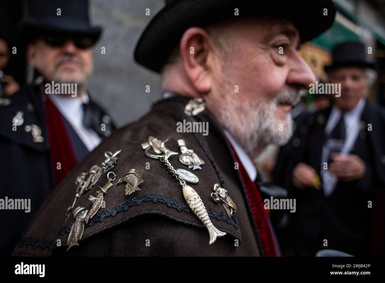Madrid, Madrid, Spagna. 14 febbraio 2024. Le collane allegoriche della sardina pendono dal collo di uno dei membri della fratellanza sardina, durante la celebrazione della sepoltura della parata sardina che girava per le strade di Madrid. La sepoltura della festa sarda è una processione funebre che si celebra ogni mercoledì delle ceneri, per salutare la settimana carnevalesca, risalente al XVIII secolo e che segna i quaranta giorni prima dell'arrivo della settimana Santa. (Immagine di credito: © Luis Soto/ZUMA Press Wire) SOLO PER USO EDITORIALE! Non per USO commerciale! Foto Stock