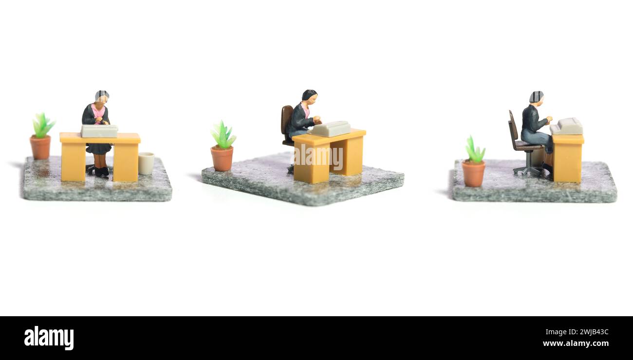 Fotografia di figure giocattolo in miniatura. Concetto di progettazione del layout della postazione di lavoro. Una donna d'affari sedeva sulla sua scrivania, impegnata, a lavorare sul suo lavoro. Isolat Foto Stock