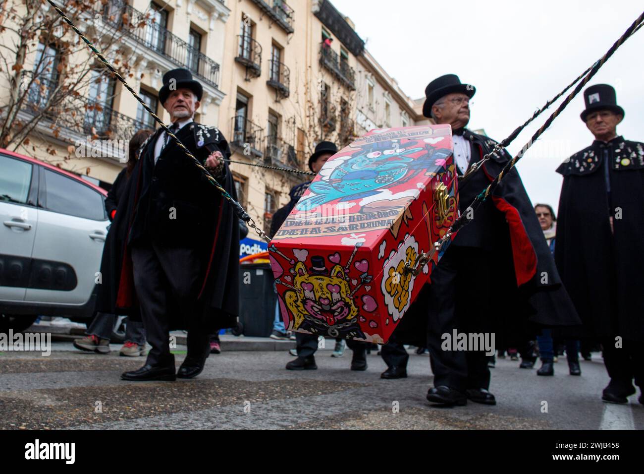 Madrid, Madrid, Spagna. 14 febbraio 2024. I membri della confraternita sardina fanno ballare la bara della sardina durante la celebrazione della sepoltura della parata sardina che ha girato le strade di Madrid. La sepoltura della festa sarda è una processione funebre che si celebra ogni mercoledì delle ceneri, per salutare la settimana carnevalesca, risalente al XVIII secolo e che segna i quaranta giorni prima dell'arrivo della settimana Santa. (Immagine di credito: © Luis Soto/ZUMA Press Wire) SOLO PER USO EDITORIALE! Non per USO commerciale! Foto Stock