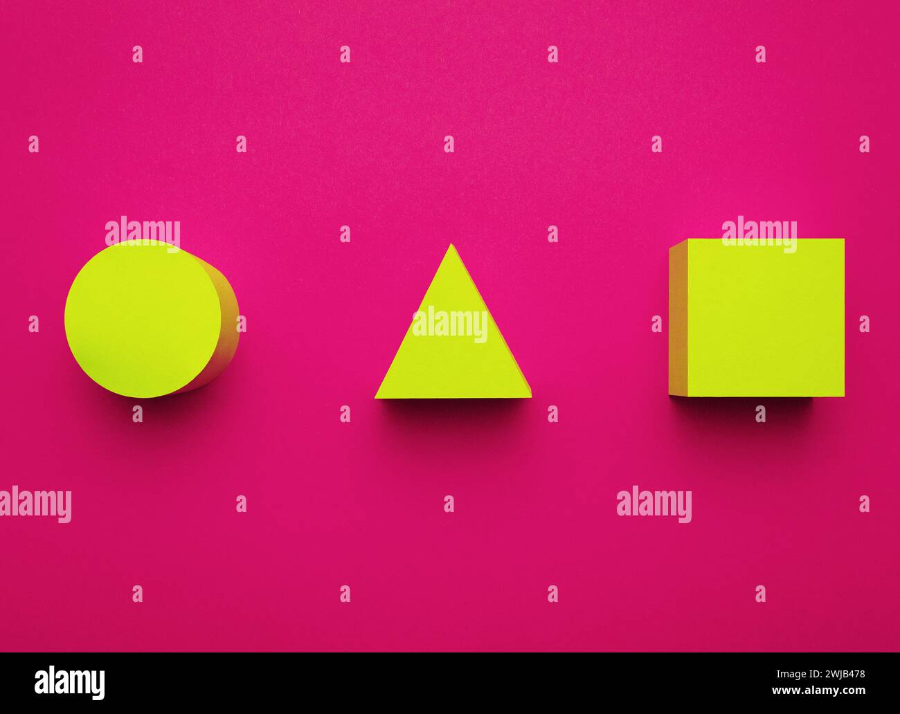 Cerchio giallo, triangolo e quadrato di carta su sfondo viola brillante. Concetto creativo futuristico. Effetto 3D. Foto Stock