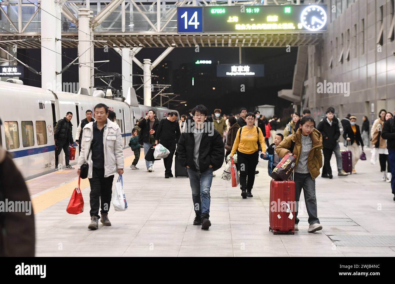 NANJING, CINA - 14 FEBBRAIO 2024 - uscita passeggeri dalla stazione ferroviaria di Nanjing a Nanjing, provincia di Jiangsu, Cina, 14 febbraio 2024. Foto Stock