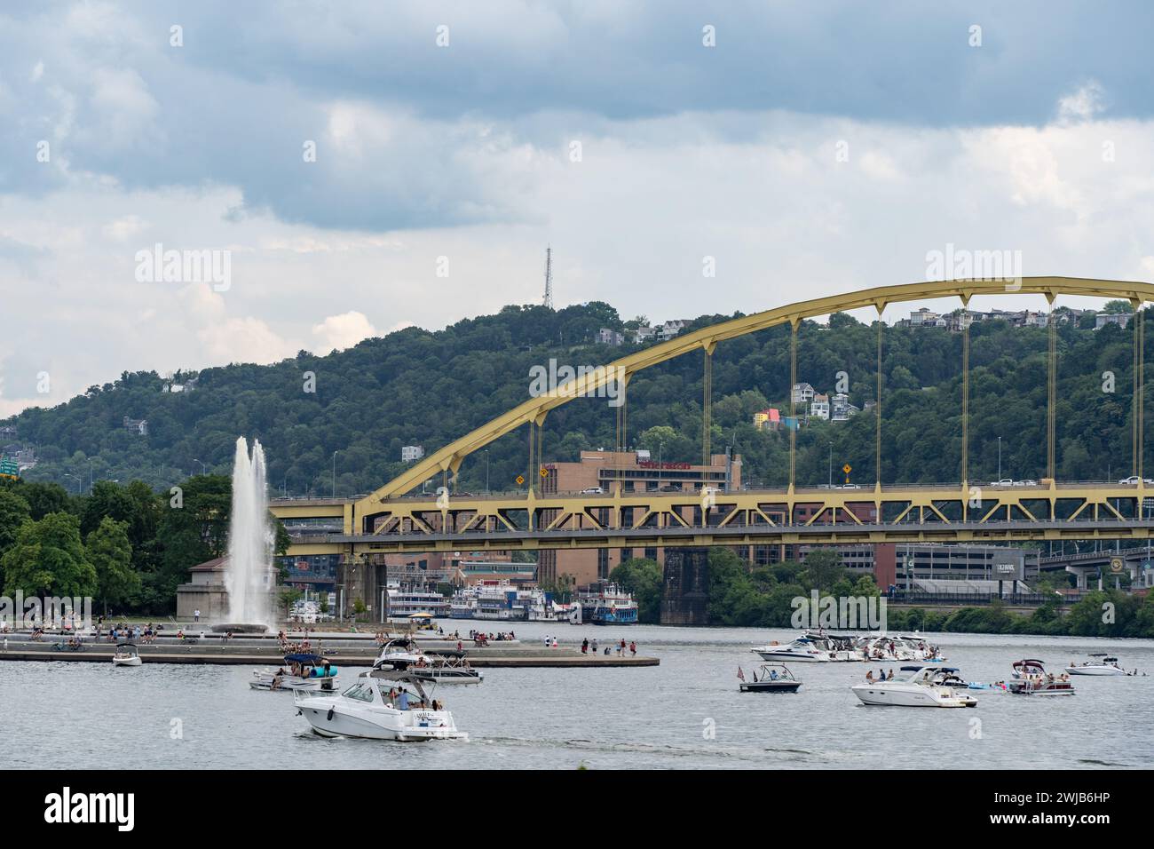 Pittsburgh, Pennsylvania - 22 luglio 2023: Le barche si radunano nel centro di Pittsburgh in una calda giornata estiva Foto Stock