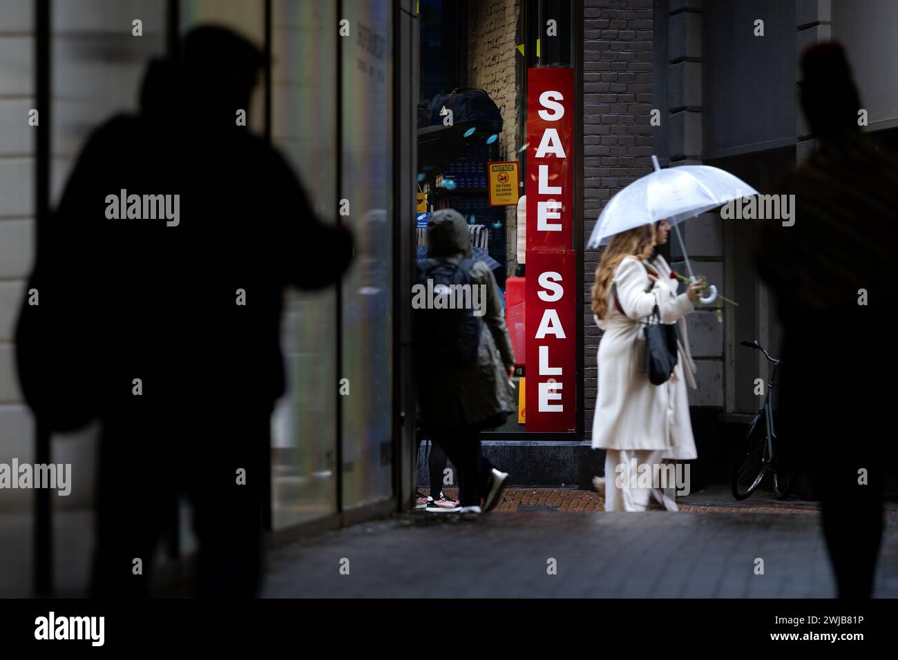 AMSTERDAM - Shoppers nel centro di Amsterdam. L'economia olandese è emersa da una recessione. Dopo tre trimestri consecutivi di contrazione economica, le dimensioni dell'economia sono leggermente aumentate nell'ultimo trimestre. Il risveglio è dovuto principalmente a un maggiore consumo da parte delle famiglie. ANP RAMON VAN FLYMEN netherlands Out - belgio Out Foto Stock