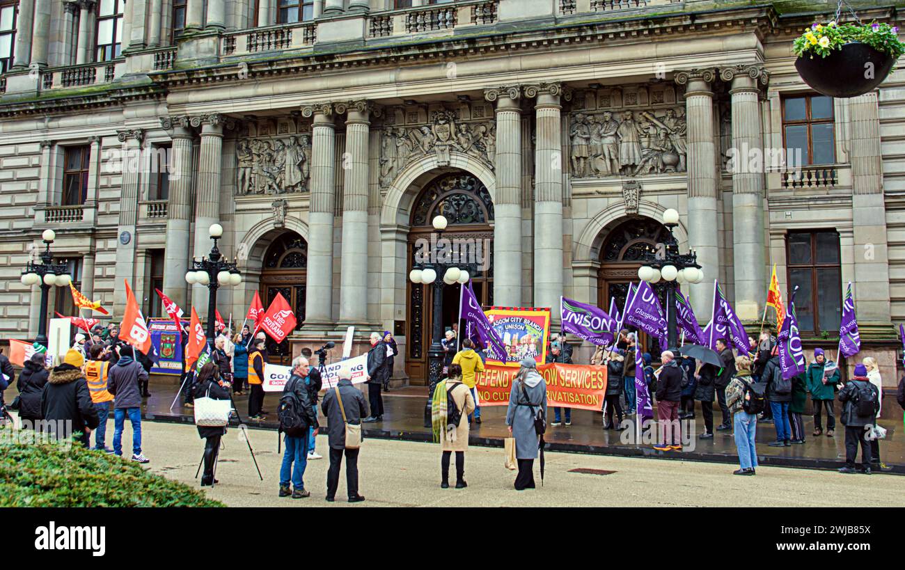 Glasgow, Scozia, Regno Unito. 14 febbraio 2024. Unison, GMB, Unite e l'EIS hanno organizzato l'evento 24 ore prima di una riunione che vede i consiglieri dibattiti che colmano un divario di spesa di 107 milioni di sterline la protesta contro i tagli del consiglio fuori dalle camere della città in george Square. Credit Gerard Ferry/Alamy Live News Foto Stock