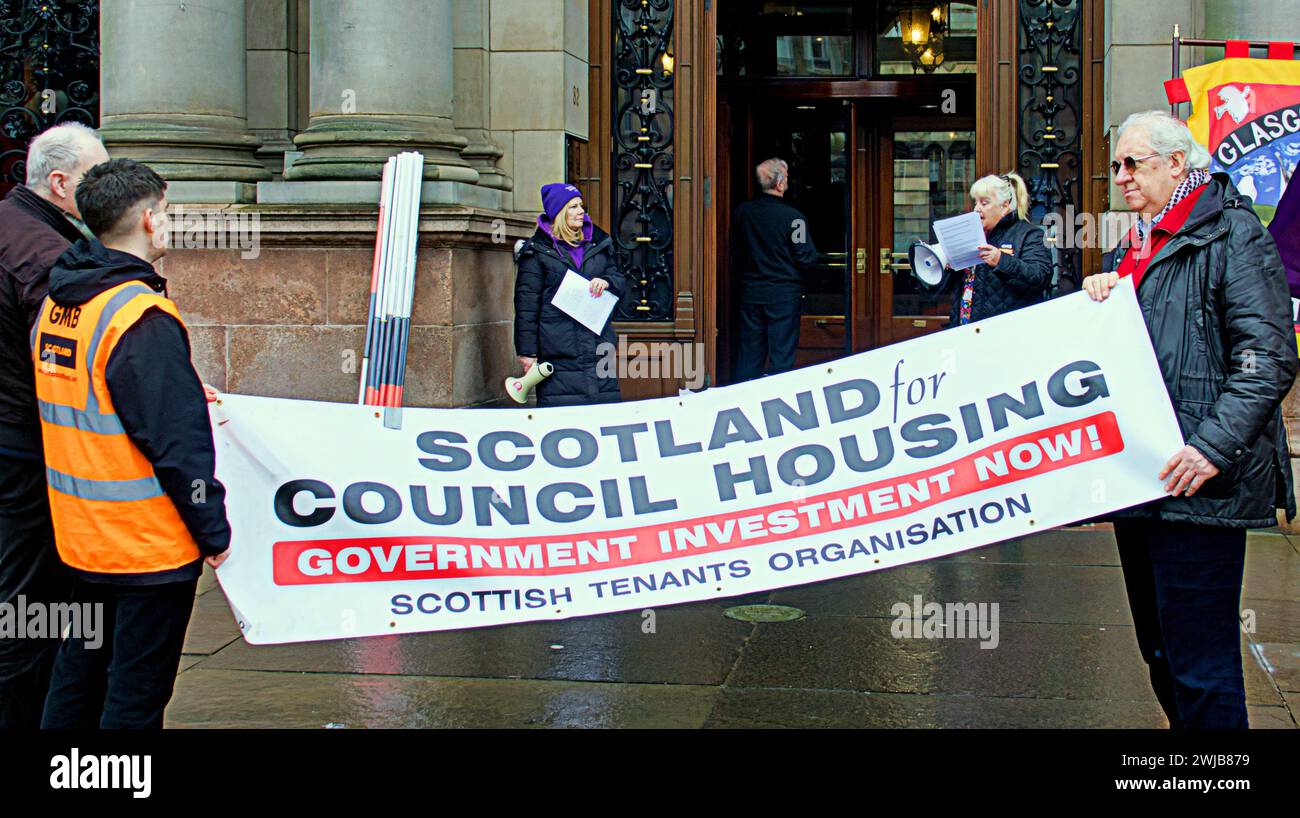 Glasgow, Scozia, Regno Unito. 14 febbraio 2024. Unison, GMB, Unite e l'EIS hanno organizzato l'evento 24 ore prima di una riunione che vede i consiglieri dibattiti che colmano un divario di spesa di 107 milioni di sterline la protesta contro i tagli del consiglio fuori dalle camere della città in george Square. Credit Gerard Ferry/Alamy Live News Foto Stock