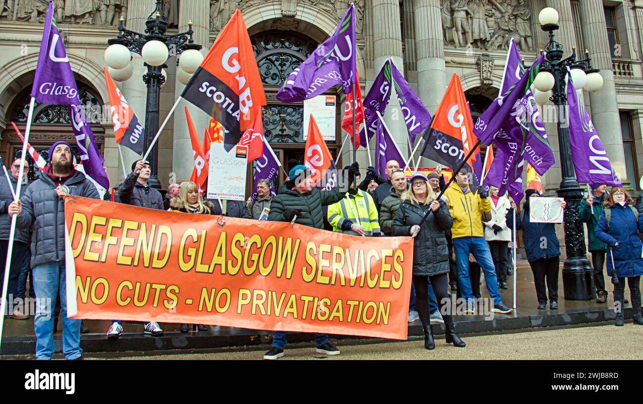 Glasgow, Scozia, Regno Unito. 14 febbraio 2024. Unison, GMB, Unite e l'EIS hanno organizzato l'evento 24 ore prima di una riunione che vede i consiglieri dibattiti che colmano un divario di spesa di 107 milioni di sterline la protesta contro i tagli del consiglio fuori dalle camere della città in george Square. Credit Gerard Ferry/Alamy Live News Foto Stock