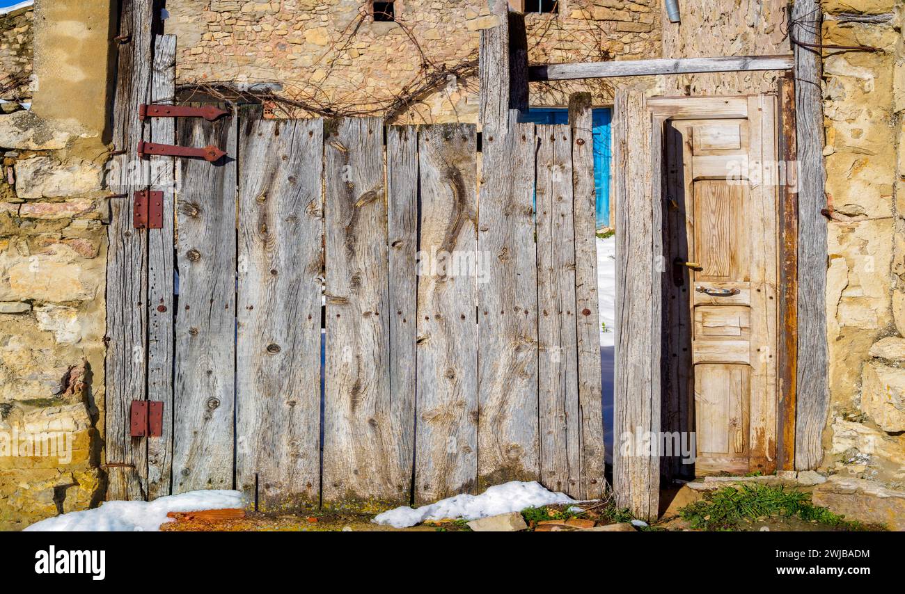 Porta di legno antica di un villaggio rurale. Foto Stock