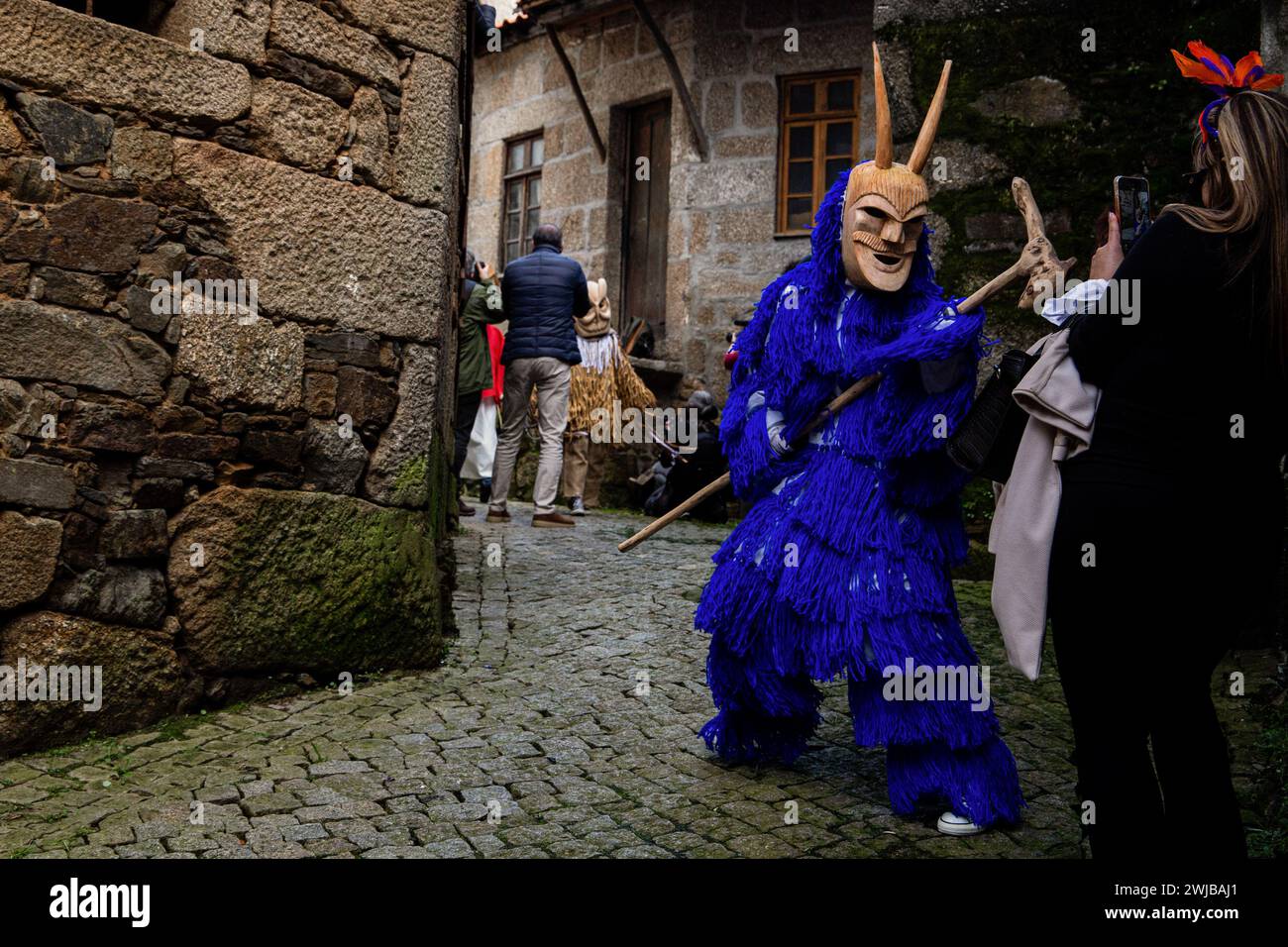 Lamego, Portogallo. 13 febbraio 2024. Careto partecipa al carnevale di Lazarim. I costumi di Carnevale prendono parte a Entrudo a Lazarim, una piccola cittadina del comune di Lamego, nel nord del Portogallo. È conosciuto per le sue maschere diaboliche e misteriose chiamate Caretos, fatte di legno, ed è considerato uno dei carnevali più tradizionali del Portogallo, il 13 febbraio 2024 a Lamego, in Portogallo. Credito: SOPA Images Limited/Alamy Live News Foto Stock