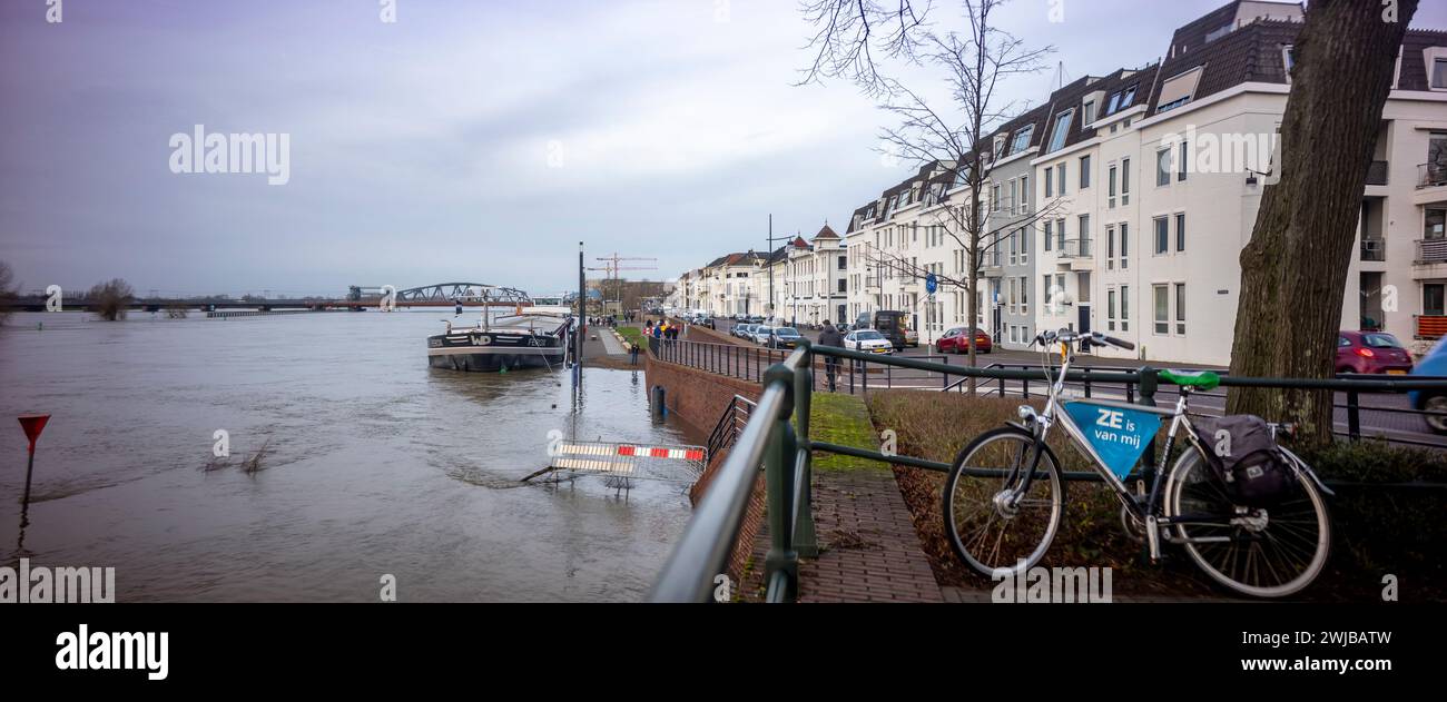 L'alto livello dell'acqua del fiume IJssel con barriera di schiacciamento sott'acqua sul lungomare della città torre di Zutphen nei Paesi Bassi è allagato Foto Stock
