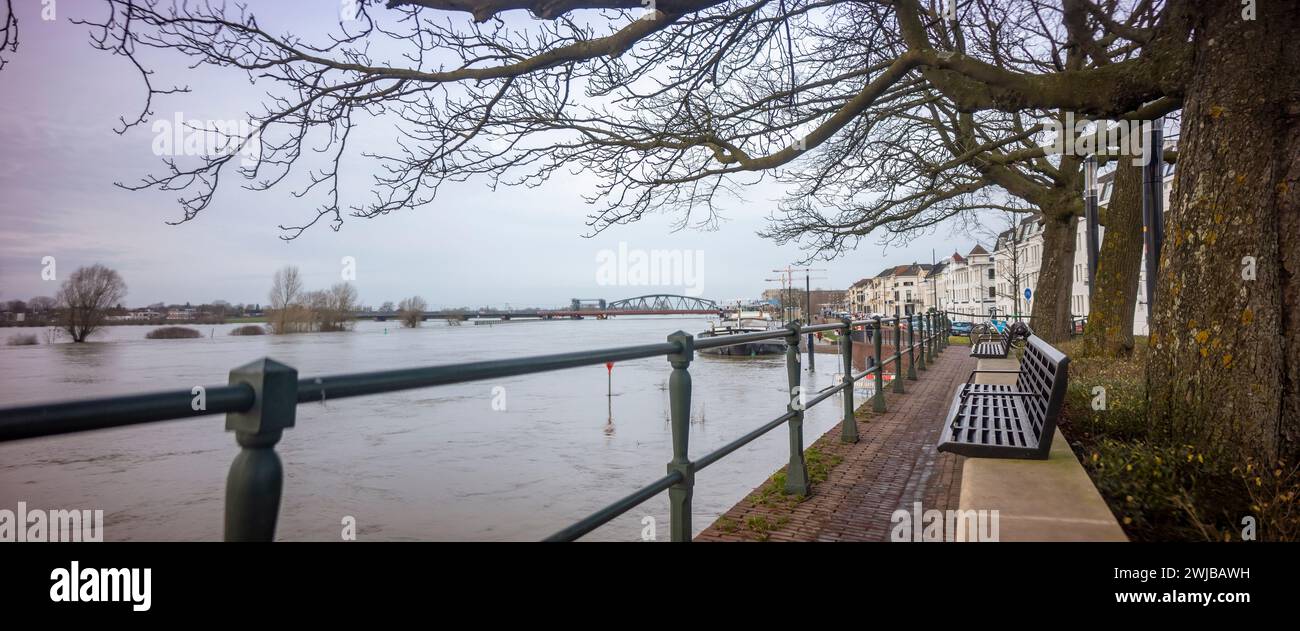 L'alto livello dell'acqua del fiume IJssel con barriera di schiacciamento sott'acqua sul lungomare della città torre di Zutphen nei Paesi Bassi è allagato Foto Stock