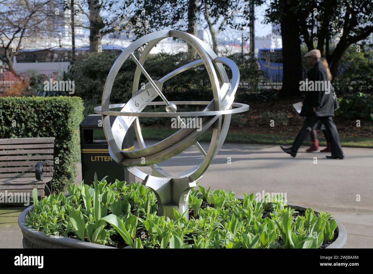 Richard D'Oyly carte Monument - una moderna meridiana armillare nei Victoria Embankment Gardens dietro il Savoy Hotel, Londra. Foto Stock
